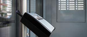 Der Berliner Mieterverein fordert eine bessere Kontrolle bei irregulär angebotenen Ferienwohnungen. (Archivbild)