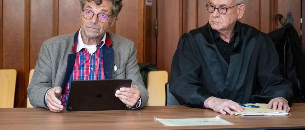 Diether Dehm (l), Musiker und ehemaliger Bundestagsabgeordneter, sitzt in einem Saal im Landgericht Berlin.