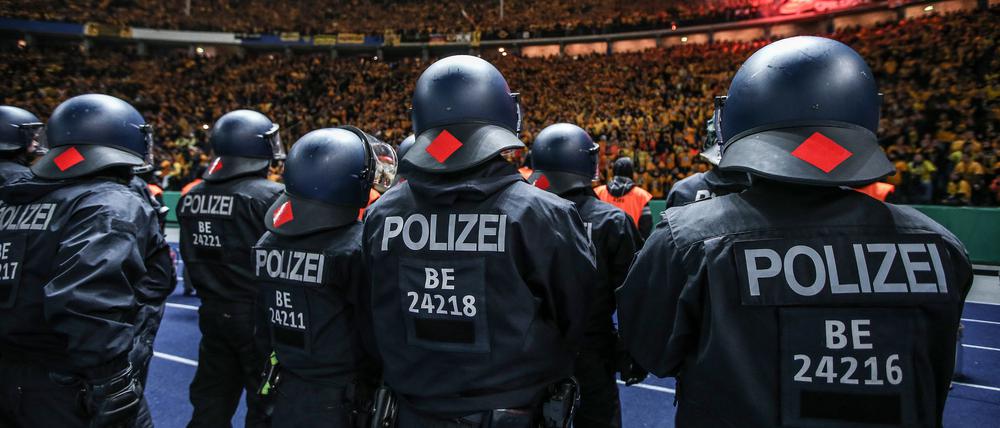 Auch beim letzten Spiel beider Teams in Berlin war die Polizei mit vielen Kräften im Einsatz. (Archivbild)