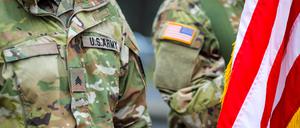 Archivbild: Soldaten der US-Armee nehmen in Rumänien an der Militärparade zum rumänischen Nationalfeiertag teil.