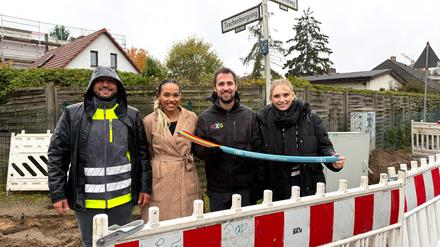 Am Trachenbergring informierten Mustafa Saygaz (Tiefbauunternehmen VRS), Projektmanagerin Miriam Yeboah (STF Tele-Consult), Projektleiter Philipp Haberland und Pressesprecherin Tomke Hollander (beide OXG) über den Baufortschritt.