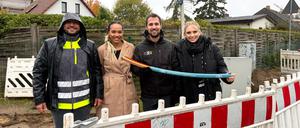 Am Trachenbergring informierten Mustafa Saygaz (Tiefbauunternehmen VRS), Projektmanagerin Miriam Yeboah (STF Tele-Consult), Projektleiter Philipp Haberland und Pressesprecherin Tomke Hollander (beide OXG) über den Baufortschritt.