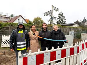 Am Trachenbergring informierten Mustafa Saygaz (Tiefbauunternehmen VRS), Projektmanagerin Miriam Yeboah (STF Tele-Consult), Projektleiter Philipp Haberland und Pressesprecherin Tomke Hollander (beide OXG) über den Baufortschritt.