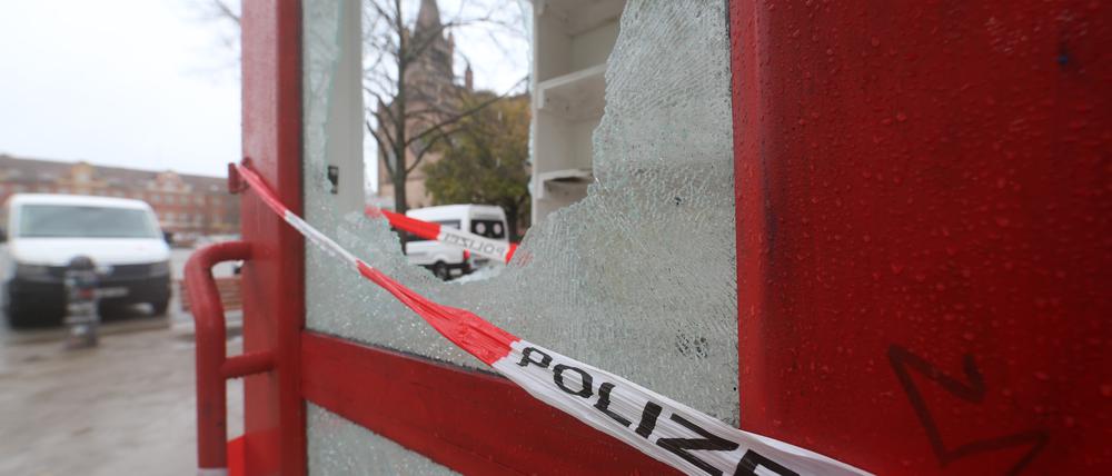Wieder ein Anschlag: Der Gedenkort zur Bücherverbrennung auf dem Bassinplatz wurde erneut attackiert.