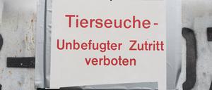 „Tierseuche - Unbefugter Zutritt verboten“ steht auf einem Hinweisschild am Stausee Kelbra.