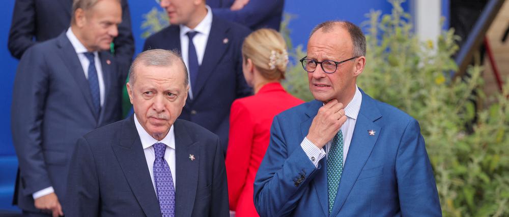 Bundeskanzler Friedrich Merz (CDU, rechts) bei einem multilateralen Treffen mit dem türkischen Präsidenten Recep Tayyip Erdogan.