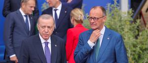 Bundeskanzler Friedrich Merz (CDU, rechts) bei einem multilateralen Treffen mit dem türkischen Präsidenten Recep Tayyip Erdogan.