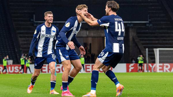 Herthas Verteidiger Linus Gechter und Marton Dardai (von rechts) haben im Moment erkennbar Spaß an ihrem Job.