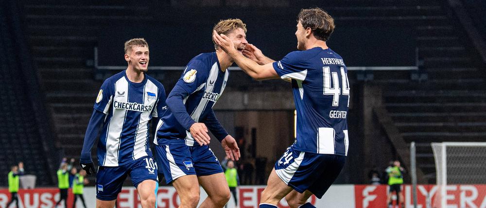 Herthas Verteidiger Linus Gechter und Marton Dardai (von rechts) haben im Moment erkennbar Spaß an ihrem Job.