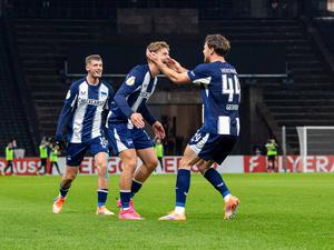 Herthas Verteidiger Linus Gechter und Marton Dardai (von rechts) haben im Moment erkennbar Spaß an ihrem Job.