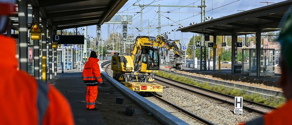 Im Bahnhof Wittenberge entsteht ein neuer Bahnsteig.
