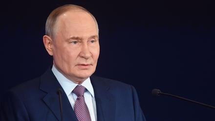 Der russische Präsident Wladimir Putin spricht auf dem Kongress der Russischen Geographischen Gesellschaft im Staatlichen Kremlpalast.