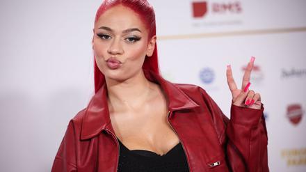 Rapperin Badmómzjay erhält eine Auszeichnung des Magazins „Glamour“ (Archivbild). 