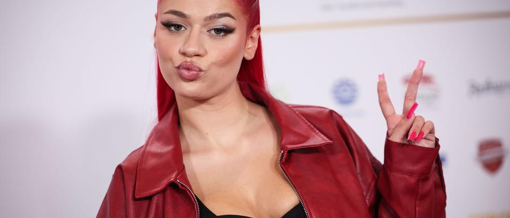 Rapperin Badmómzjay erhält eine Auszeichnung des Magazins „Glamour“ (Archivbild). 