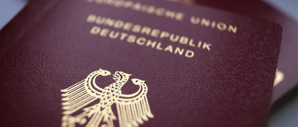 Wer einen deutschen Pass hat, kann auch noch andere haben: Eine mehrfache Staatsbürgerschaft ist möglich, verbunden damit sind Rechte und Pflichten. 