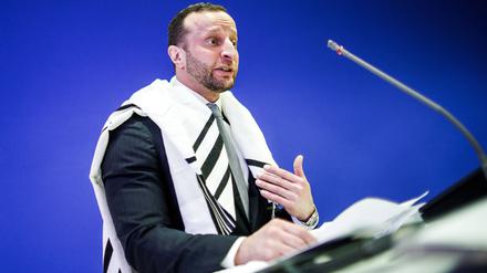 Militärrabbiner Shlomo Afanasev trägt einen Tallit, den jüdischen Gebetsmantel, bei seiner Rede nach seiner Amtseinführung als orthodoxer Militärrabbiner der Jüdischen Militärseelsorge für Berlin und Brandenbur in der Henning-von-Tresckow-Kaserne.