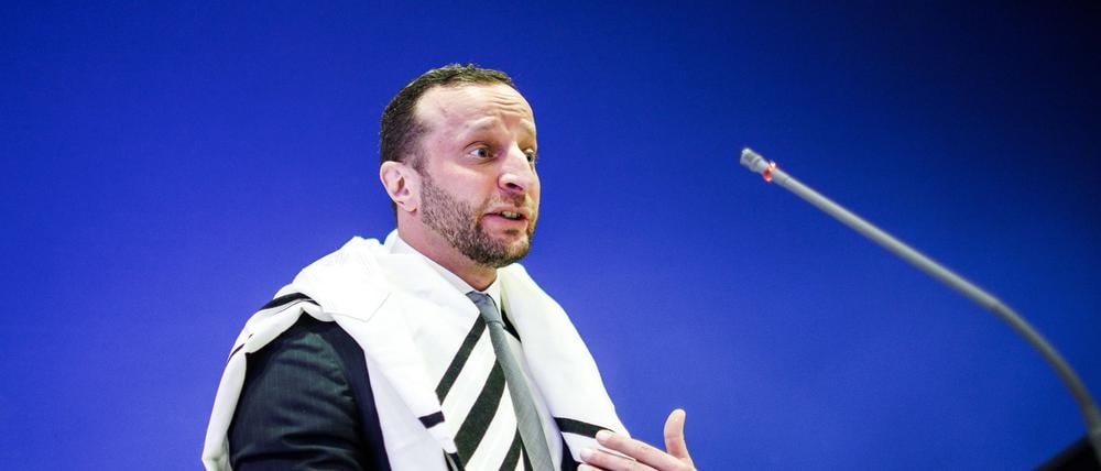 Militärrabbiner Shlomo Afanasev trägt einen Tallit, den jüdischen Gebetsmantel, bei seiner Rede nach seiner Amtseinführung als orthodoxer Militärrabbiner der Jüdischen Militärseelsorge für Berlin und Brandenbur in der Henning-von-Tresckow-Kaserne.