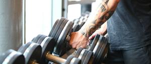 Viele geimpfte Personen klagen nach dem Impfen über Schmerzen im Arm. Das Hanteltraining sollte dann ausgesetzt werden.