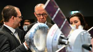 Begutachtung eines Nasa-Satelliten: Bundeskanzler Friedrich Merz (CDU) und Dorothee Bär (CSU), Bundesministerin für Forschung, Technologie und Luft- und Raumfahrt.