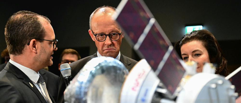 Begutachtung eines Nasa-Satelliten: Bundeskanzler Friedrich Merz (CDU) und Dorothee Bär (CSU), Bundesministerin für Forschung, Technologie und Luft- und Raumfahrt.