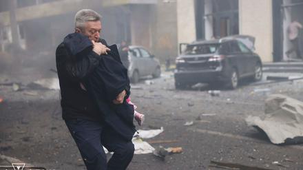 Oleksandr Wolobuew war einer der Männer, die vor wenigen Tagen Kinder aus einer nach einem Angriff zerstörten Kita retteten.