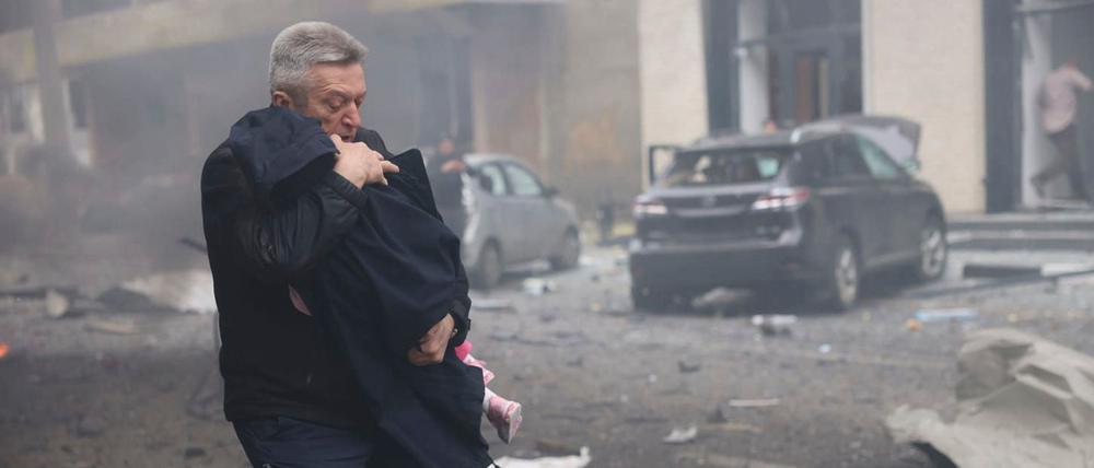 Oleksandr Wolobuew war einer der Männer, die vor wenigen Tagen Kinder aus einer nach einem Angriff zerstörten Kita retteten.