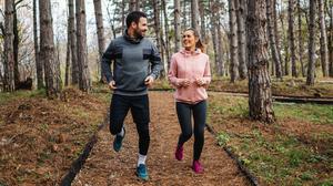 Die Belastung beim Laufen ist für die Füße groß. Insofern sollten Sportlerinnen und Sportler diese mehr in den Fokus rücken.