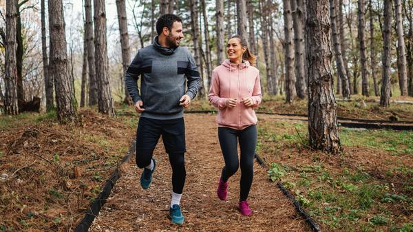 Die Belastung beim Laufen ist für die Füße groß. Insofern sollten Sportlerinnen und Sportler diese mehr in den Fokus rücken.