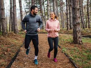 Die Belastung beim Laufen ist für die Füße groß. Insofern sollten Sportlerinnen und Sportler diese mehr in den Fokus rücken.