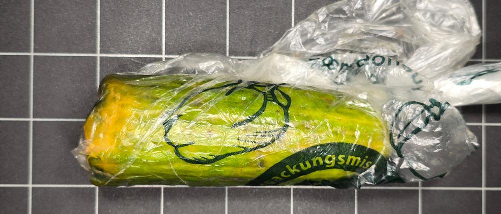 Der Vater der Frau nahm das Paket mit der Gurke an und bezahlte.