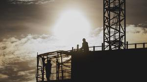 Eine Baustelle in Berlin im Gegenlicht.