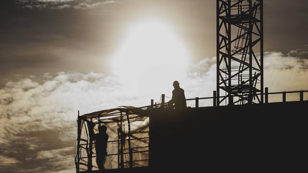 Eine Baustelle in Berlin im Gegenlicht.