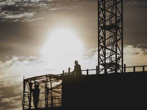 Eine Baustelle in Berlin im Gegenlicht.