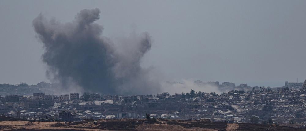 ARCHIV - 07.06.2025, Israel, Gaza-Grenze: Nach einem israelischen Angriff auf die Stadt Beit Lahia im Norden des Gazastreifens steigt Rauch auf, wie von der israelischen Seite nahe der Grenze aus gesehen.  (zu dpa: «Israel greift Ziel im Norden des Gazastreifens an») Foto: Saeed Qaq/ZUMA Press Wire/dpa +++ dpa-Bildfunk +++