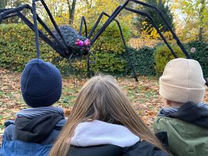 Im Lützelsteiner Weg in Berlin-Dahlem stehen die Zeichen auf Halloween: Spinnen im Vorgarten, Zombies unterm Rasen. Die ehemalige amerikanische Offizierssiedlung ist und bleibt ein Halloween-Hotspot in Berlin.