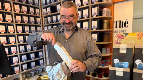 Den Teeladen "Tee Tea Thé" gibt es seit 1997. Einhard Luther war von Anfang an dabei. Jetzt arbeitet er in der Filiale am Zehlendorfer Mexikoplatz.