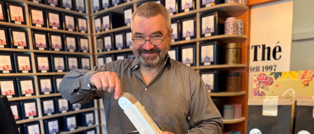 Den Teeladen "Tee Tea Thé" gibt es seit 1997. Einhard Luther war von Anfang an dabei. Jetzt arbeitet er in der Filiale am Zehlendorfer Mexikoplatz.