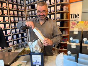 Den Teeladen "Tee Tea Thé" gibt es seit 1997. Einhard Luther war von Anfang an dabei. Jetzt arbeitet er in der Filiale am Zehlendorfer Mexikoplatz.