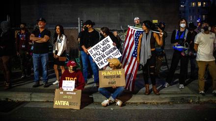 USA, Portland: Demonstranten mit Fahnen und Schildern stehen vor einer Einrichtung der US-Einwanderungsbehörde in Portland. (Archivbild)