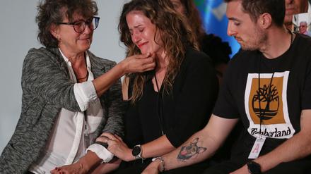 Viele der Angehörigen von Opfern der Flutkatastrophe 2024 in Valencia brachen bei der offiziellen Trauerveranstaltung in Tränen aus.