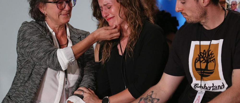 Viele der Angehörigen von Opfern der Flutkatastrophe 2024 in Valencia brachen bei der offiziellen Trauerveranstaltung in Tränen aus.