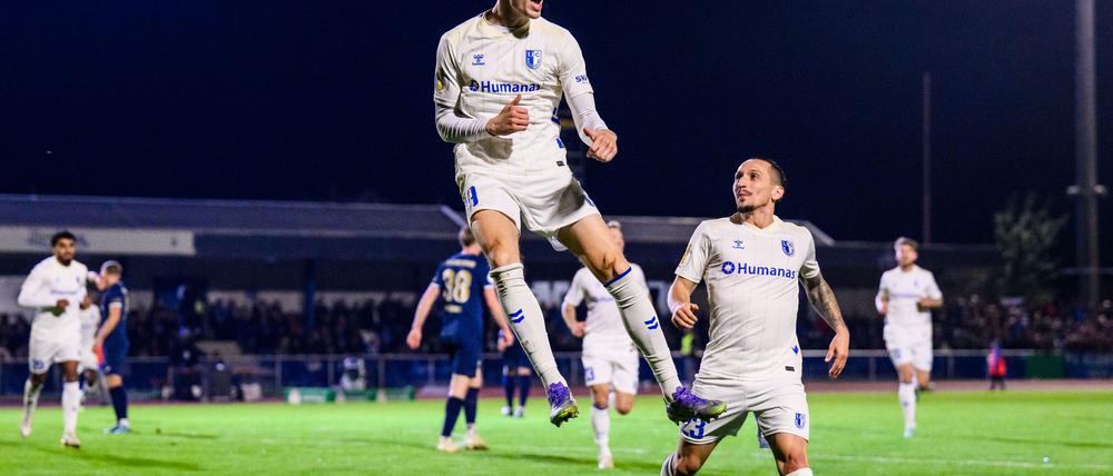 Magdeburg-Stürmer Maximilian Breunig jubelt über sein Tor zum 1:0 in Illertissen.