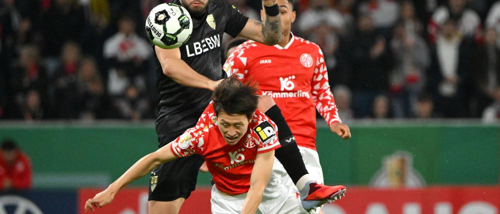 Standen sich nach gerade einmal 72 Stunden erneut gegenüber: der FSV Mainz 05 um Jae-Sung Lee (v.) und der VfB Stuttgart um Jeff Chabot.