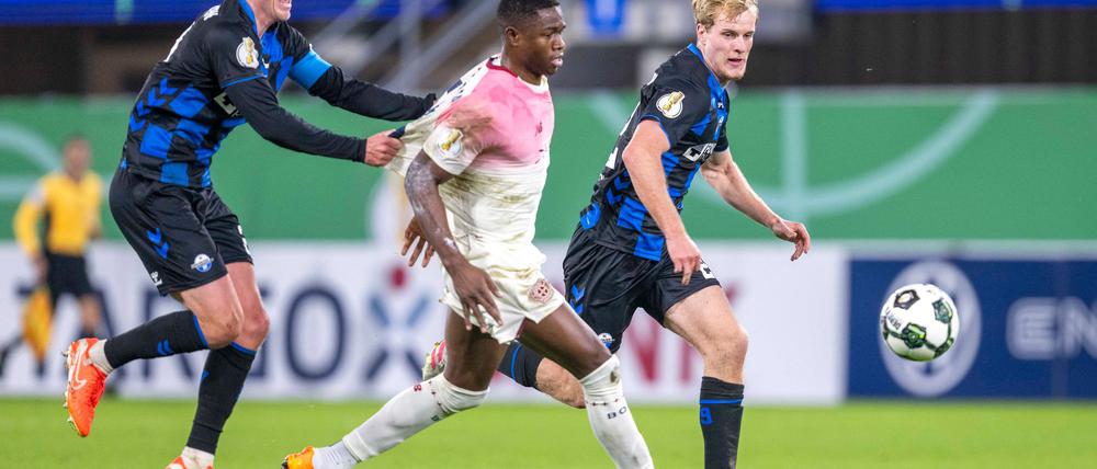 Felix Götze (l) sah für diese Aktion die Rote Karte.