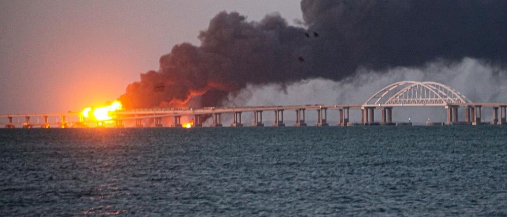 Bei der Explosion wurde die Brücke zur Krim schwer beschädigt. (Archivbild)