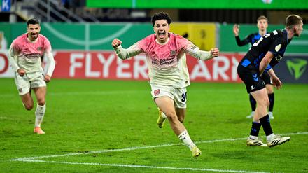 Ibrahim Maza (M) feiert ein Tor von Bayer Leverkusen.