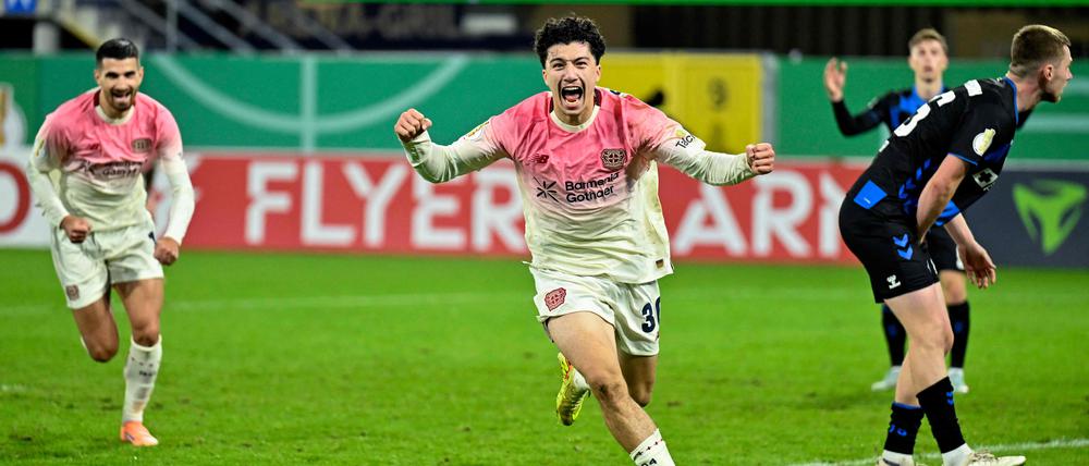 Ibrahim Maza (M) feiert ein Tor von Bayer Leverkusen.