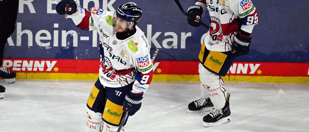Angreifer Ty Ronning (l) erzielte den Siegtreffer der Eisbären Berlin gegen die Adler Mannheim.