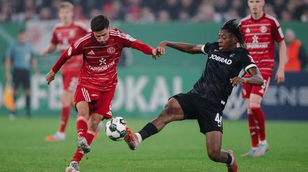 Azzouzi (l) war Düsseldorfs auffälligster Spieler.