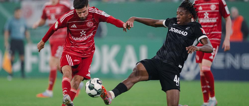 Azzouzi (l) war Düsseldorfs auffälligster Spieler.